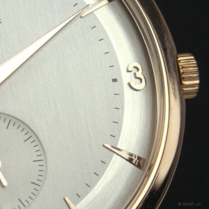 Omega calibre 491 cuerda manual. Detalle de la esfera de reloj con su doble tono.